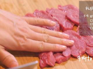 6、杭椒牛柳&苦瓜排骨汤,牛柳切块,依次倒入适量盐、水、吉士粉、生粉、鸡蛋清、老抽、油,用手搅拌均匀