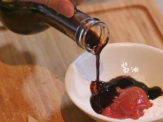 10、杭椒牛柳&苦瓜排骨汤,往调酱汁的碗内倒入适量番茄沙司、水、盐、香油