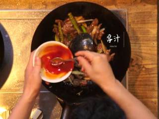 11、杭椒牛柳&苦瓜排骨汤,锅内倒入牛柳翻炒,加入调好的酱汁翻炒