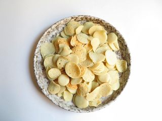 4、家乡特色美食——杂鱼炖小豆饼,提前调和绿豆面糊，在鏊子上摊出铜钱大的小豆饼放凉备用