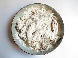 6、家乡特色美食——杂鱼炖小豆饼,小鱼裹上面粉