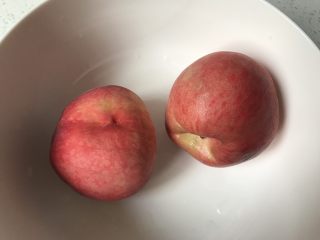 1、蓝莓蜜桃水果茶,取两个蜜桃,不要太软的
