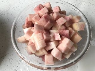 2、蓝莓蜜桃水果茶,去皮切块