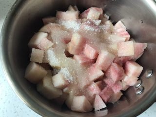 3、蓝莓蜜桃水果茶,放入糖和20g水