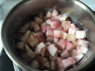 4、蓝莓蜜桃水果茶,小火煮