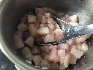 5、蓝莓蜜桃水果茶,一直煮到蜜桃有点变软即可