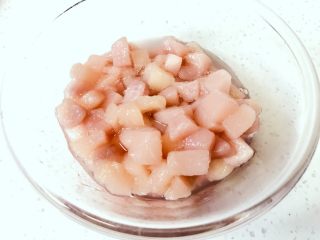 6、蓝莓蜜桃水果茶,捞出蜜桃块,这个可以做烘焙,蜜桃乳酪派等。