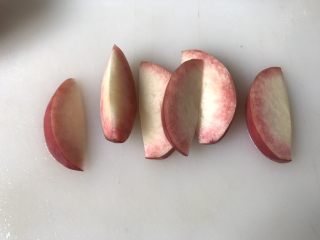 8、蓝莓蜜桃水果茶,取半个蜜桃,切块放入大号水壶中