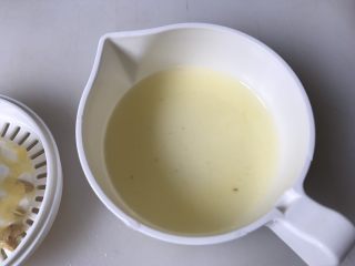 9、蓝莓蜜桃水果茶,半个柠檬,榨汁,柠檬汁倒入水壶中