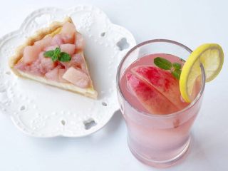 13、蓝莓蜜桃水果茶,倒入水杯中,点缀柠檬片和薄荷叶,特别好喝的蓝莓蜜桃水果茶就做好啦!