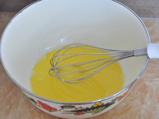 1、奶油松饼,牛奶加热后，放入黄油，等待黄油融化。