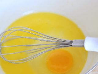 2、奶油松饼,加入糖搅打均匀，等液体凉后放入鸡蛋搅匀。