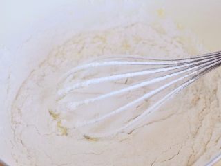 3、奶油松饼,低粉和泡打粉混合均匀，筛入盆中，划十字搅拌大约看不到干粉。静默15分钟。