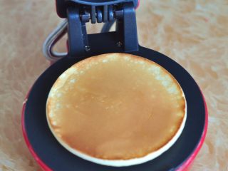7、奶油松饼,等表面出现小泡时，已经凝固，翻面将另一面加热几秒。煎好的松饼放一旁备用。直到面糊用完。