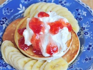 11、奶油松饼,顶部加上打发好的淡奶油，并且淋上草莓果酱。