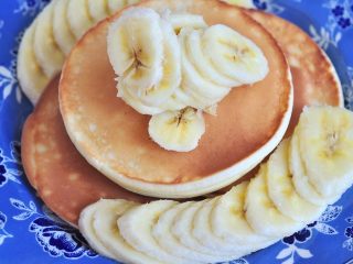 8、奶油松饼,香蕉切片，与松饼摆入盘中。