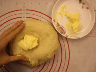 10、奶油面包（不用烤箱）,成一团的时候，加入40g室温的黄油