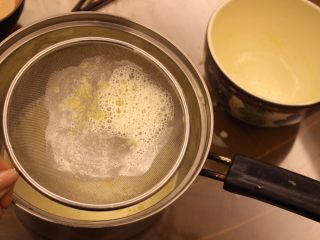 18、奶油面包（不用烤箱）,搅拌完后，再次倒进锅里，用个筛子包泡泡去掉