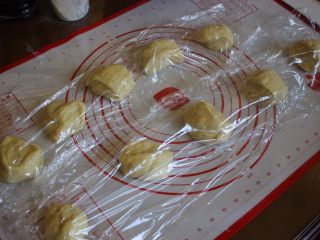 24、奶油面包（不用烤箱）,让后把它砍成小块（按照你自己想要的大小来分，我弄了10个），让后用保鲜膜把它稍微抱住，等15分钟