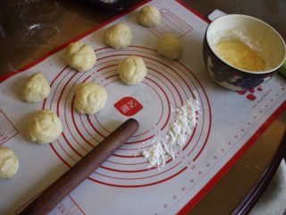 25、奶油面包（不用烤箱）,15分钟后，把个个的团弄成小球，拿个棍子还有冰箱里的奶油
