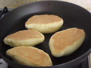 32、奶油面包（不用烤箱）,翻到另外一边，把锅盖子盖上，弄到这一边变棕色