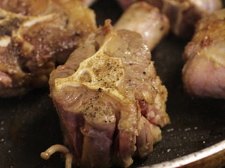 4、番茄红酒烩牛尾,煎香牛尾的两面取出待用