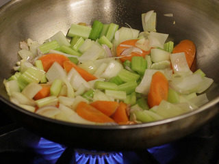 5、番茄红酒烩牛尾,炒香洋葱，西芹，胡萝卜，培根后炒软番茄