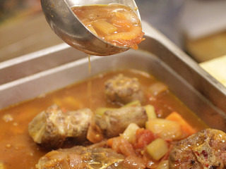 8、番茄红酒烩牛尾,汤汁必须盖末牛尾，然后用盐和胡椒调味