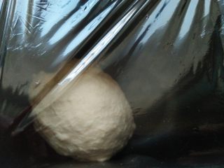 2、酸奶软欧,启动“和面”程序揉成均匀的面团（10分钟）用保鲜膜把面包桶一起包起来放至冰箱冷藏一小时；