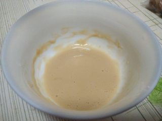 3、酸奶软欧,酵母+5克水混合至酵母融化；