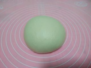 5、酸奶软欧,启动“和面”程序，揉至可拉起大片薄膜（约15分钟）；