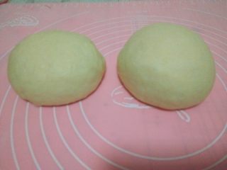 7、酸奶软欧,按压排气，分成两份，盖保鲜膜松驰15分钟；