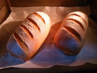 12、酸奶软欧,放入200度预热好的烤箱中下层，20分钟左右（时间自行调整）；