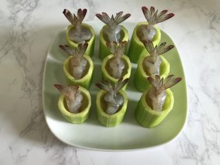 7、丝瓜酿虾,把虾一个个放在丝瓜里。