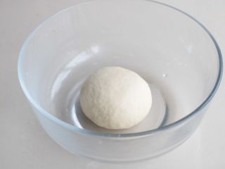 3、熏肠披萨,盖上保鲜膜放室温发酵