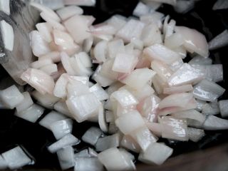 10、熏肠披萨,锅内加入适量的色拉油,倒入洋葱翻炒至变色