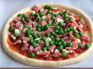 23、熏肠披萨,再依次撒上火腿粒和豌豆