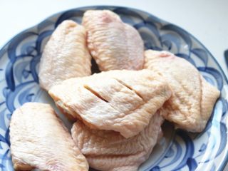 2、无油照烧烤鸡翅,表面划刀口。