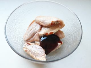3、无油照烧烤鸡翅,加入照烧酱。