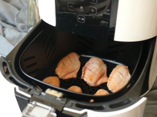 7、无油照烧烤鸡翅,合上炸锅。