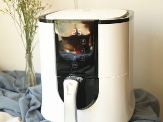 9、无油照烧烤鸡翅,启动炸锅。