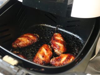 11、无油照烧烤鸡翅,再烤8分钟，成品略微焦一点，更好吃，喜欢嫩的时间再短一些即可。