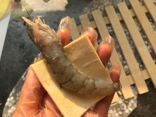 4、酥皮大虾,将酥皮裁成和虾身一样长短、能将大虾围成一圈的大小。