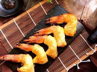 11、酥皮大虾,配上喜欢的酱料蘸食更美味。