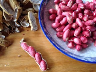 2、盐焗鲜花生米,然后去壳剥出豆粒