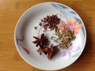 3、盐焗鲜花生米,准备香料