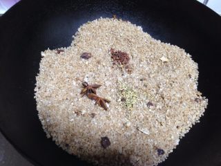 5、盐焗鲜花生米,炒锅不加油倒入泡菜盐和香料