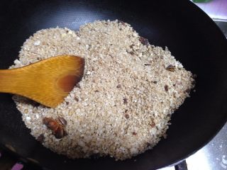 6、盐焗鲜花生米,中小火慢慢翻炒至温热