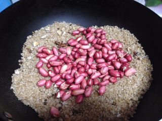 7、盐焗鲜花生米,把泡菜盐中间用铲子刨个小坑倒入花生米