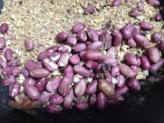 11、盐焗鲜花生米,然后再继续炒至你喜欢的成熟度即可